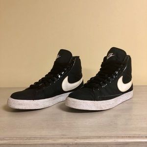 ✨Nike Women’s High Top Sneakers Size: 6.5✨